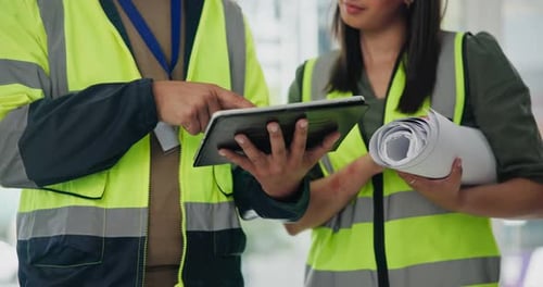Konstruktion, Teamwork und Hände von Menschen mit Tablet für Inspektion, Wartung und Bau