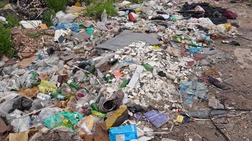 Illegale Mülldeponie und Plastikverschmutzung im Filmmusik