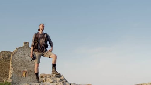 Retrato de um explorador masculino carismático com barba e bigode que segura binóculos e suportes