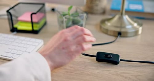 Escritório, interruptor e mesa de trabalho leve, trabalhando até tarde para projetos, planejamento e cronograma on-line