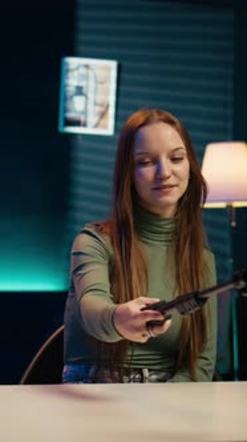 Primer plano vertical de un teléfono móvil utilizado por un artista adolescente haciendo vídeo