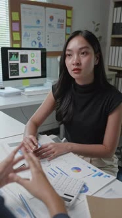 empresários trabalhando e discutindo ideias no escritório