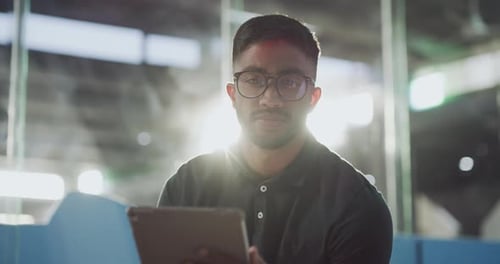 Tablet, Internet und Porträt eines Geschäftsmannes, der online arbeitet oder an einem Technologieprojekt arbeitet