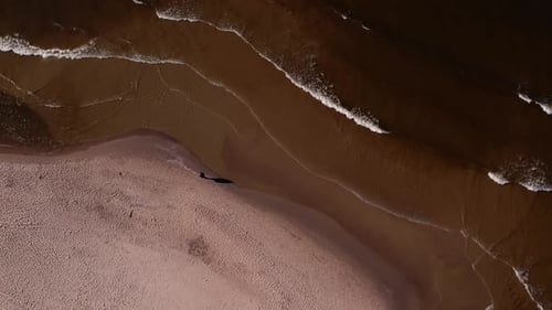 Drohnen-Luftaufnahme von Wellen, Meer, Meer, Küste, Strand und Dünen, Dunkle Ruhe, Meereswellen, Naturlandschaft