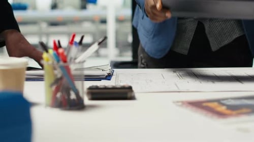 Des experts d'usine conçoivent des lignes de production d'installations d'assemblage dans un programme de CAO sur tablette