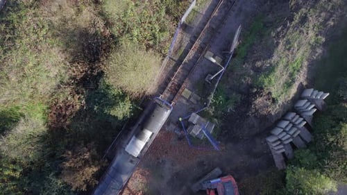 Trem de carga locomotiva com vista panorâmica partindo de uma estação