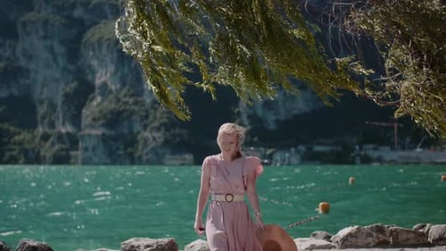 Mulher caminhando ao longo do caminho costeiro panorâmico