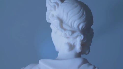 Statue rotative du dieu grec Hermès dans une lumière chaude