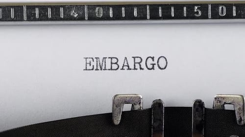 Le mot EMBARGO est écrit sur une machine à écrire rétro.