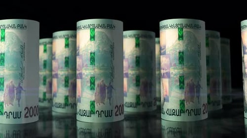 Les billets de banque en drams arméniens roulent en boucle