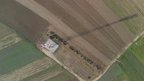 Antenne radio de télécommunication pour téléphone portable, tour dans une terre agricole, drone à vol d'oiseau