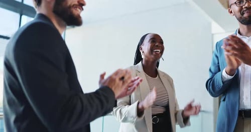 Mulher de negócios, aperto de mão e aplausos pela parceria em conferência, seminário da empresa
