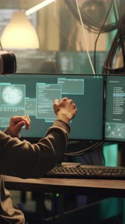 Vertikales Video: Asiatischer Hacker, der nachts Malware mit einer VR-Brille erstellt