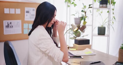Une femme d'affaires confiante s'étire tout en travaillant au bureau