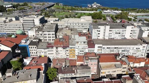 4K-Drohnenaufnahmen von Küstenstadtbildern und städtischen Gebäuden am Wasser