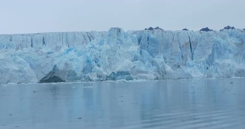Der Gletscher kollabiert und fällt am Nordpol ins Wasser