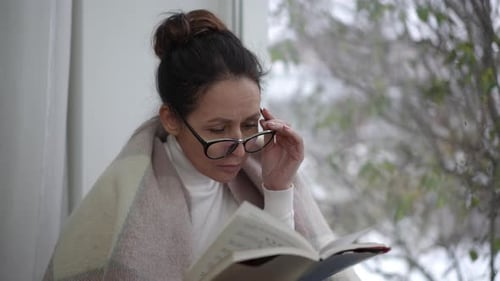 Enjoying Cozy Reading Moments in the Winter Season with Soft Blankets and a Good Book