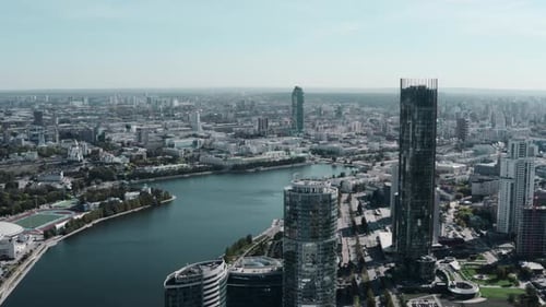 Hohe Gebäude mit blauen Fenstern, aufgenommen von einer Drohne. Stock-Filmmaterial. Eine herrliche Landschaft