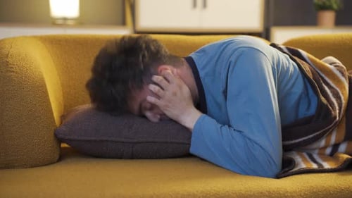 Wütender junger Mann schläft nicht.