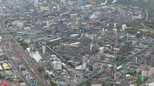 Vue aérienne d'une grande usine industrielle et d'une raffinerie de pétrole