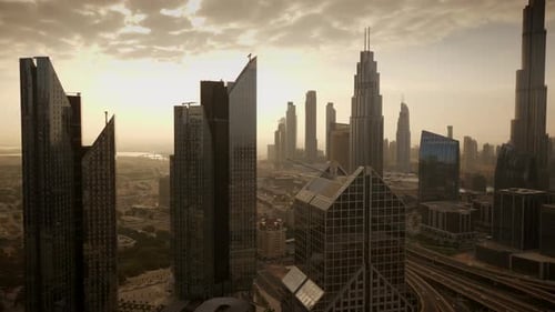 Capture o horizonte moderno de Dubai ao pôr do sol com arranha-céus icônicos e uma paisagem urbana dinâmica