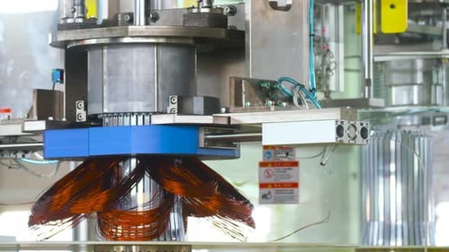 Automated Industrial quetscht die Kupferdrähte in der Automobilfabrik zusammen