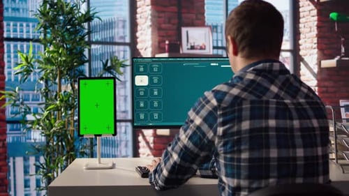 Homem procurando um tutorial sobre maquete de tablet para aprender a usar IA de texto para vídeo