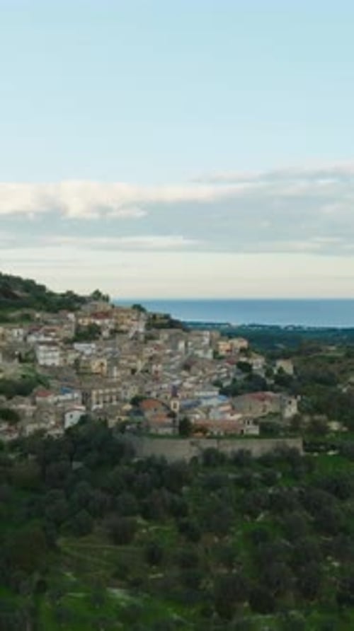 Antigua aldea vintage medieval de Condojanni en las montañas de Calabria
