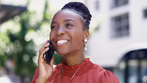 Llamada telefónica, comunicación y viajes con una mujer negra en la ciudad para establecer contactos