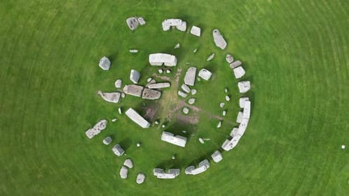 Luftbild von oben nach unten von Stonehenge, antikes Monument in Wiltshire, England, Großbritannien