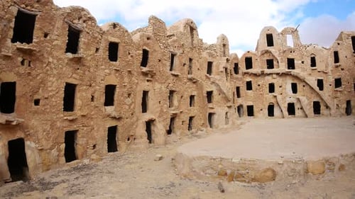 Panorama : L'ancien Ksar Mrabtine, dans le sud de la Tunisie, avec ses paysages berbés traditionnels