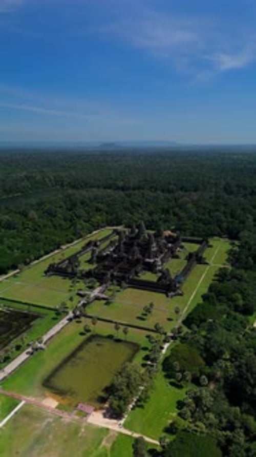 Approche aérienne verticale vers Angkor Wat, Siem Reap