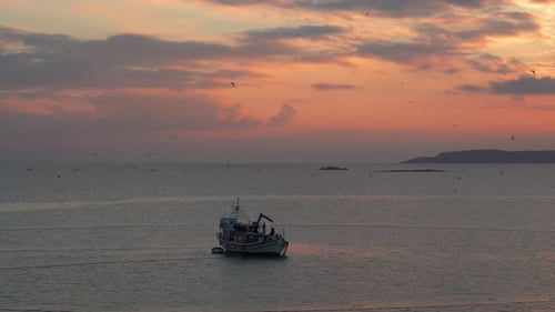 Inspiration - Fischerboot bei einem farbenfrohen Sonnenuntergang mit fliegenden Möwen