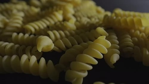 Foto deslizante de 50 peniques de pasta fusilli italiana