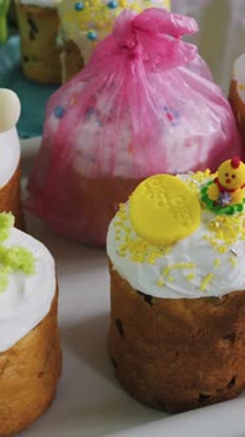 Traditioneller Kulich-Osterkuchen, dekoriert mit gelbem Küken, zur Feier