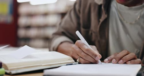 Forschen, Schreiben und Bücher mit Menschenhand in der Bibliothek für Wissen