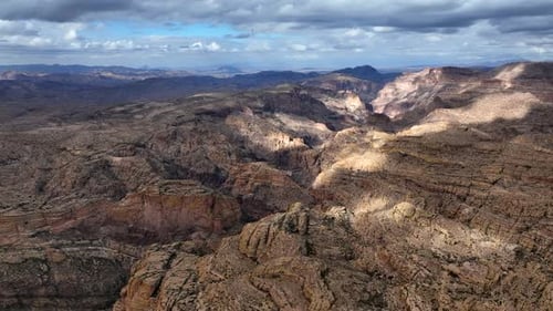 Luftaufnahme von Felsformationen und Bergen im Canyon, Vereinigte Staaten.