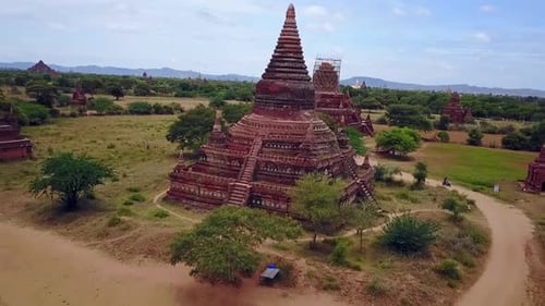 Révélation aérienne à basse altitude de temples conçus de manière complexe