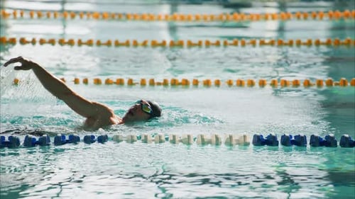 El viaje de un nadador competitivo por la piscina de principio a fin capturando las dificultades y