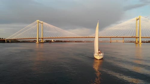 Luftaufnahme eines traditionellen Segelbootes auf dem Upper Columbia River.