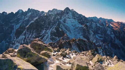 Rocky Alps Mountains mit schneebedeckten Gipfeln vor einem schönen sonnigen Tag im Freien