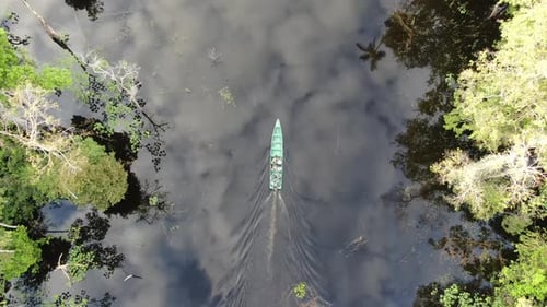 Drohnenaufnahme des Amazonas-Flusses mit Boot in Cenital mit Natur und klarem Wasser
