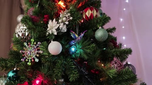 Weihnachtsfarbige Dekorationen und Lichter. Weihnachtsschmuck
.
