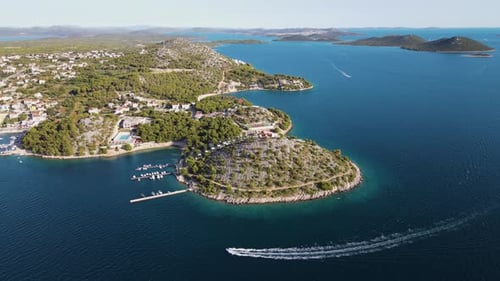 Vista aérea de Otok Zavinac Veli, una pequeña isla cerca de Zadar, Croacia.