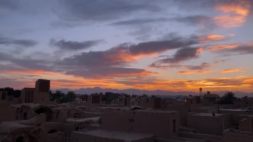Voyagez vers un magnifique coucher de soleil rose orangé dans un ciel bleu avec quelques nuages au crépuscule du coucher du soleil en Iran