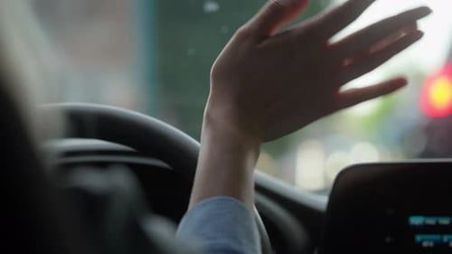 Kaukasisch Unbekannte Frau Mädchen Frau Autovermieter fahren Transport Auto Auffahrt in Stadt Besitzer Fahrer