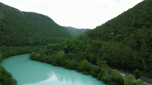 Дрон пролетает над прекрасной рекой Соча с бирюзовыми лесами