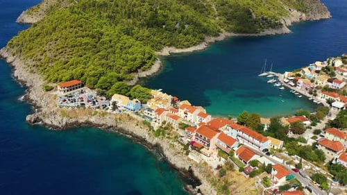 Pueblo de Assos en Cefalonia, Grecia. Bahía de color turquesa en el mar Mediterráneo con hermosos colores