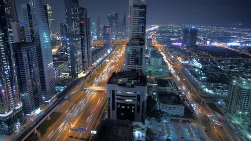Paisagem urbana noturna com arranha-céus, rodovia iluminada, área urbana dinâmica, vida urbana agitada