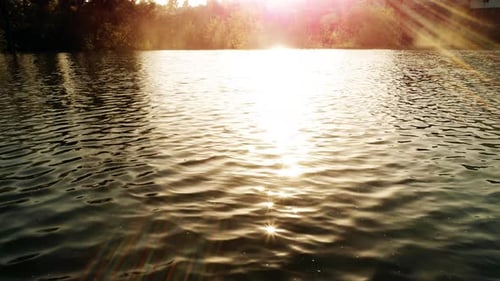 Sonnenspiegelung im Wasser